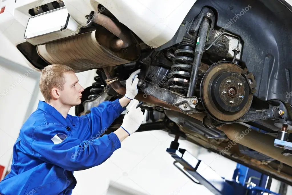 Auto elevado en el taller para revisar la suspensión