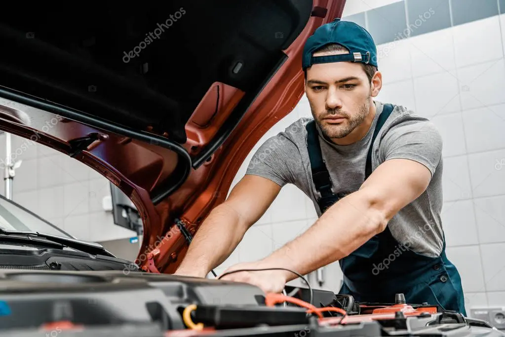 Mecánico reparando componentes del motor en el taller