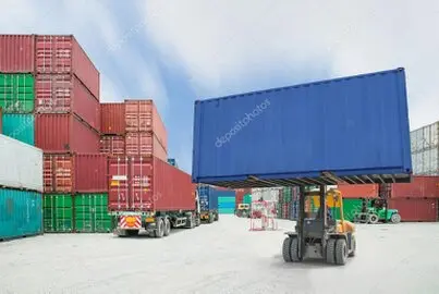 Vehículos recién importados en puerto