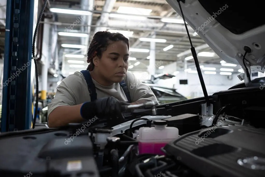 Mecánico revisando el motor de un carro en el taller