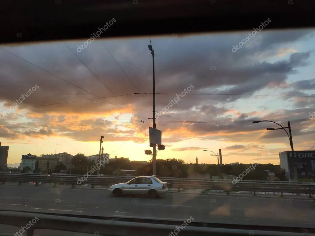 Sedán gris circulando en ciudad