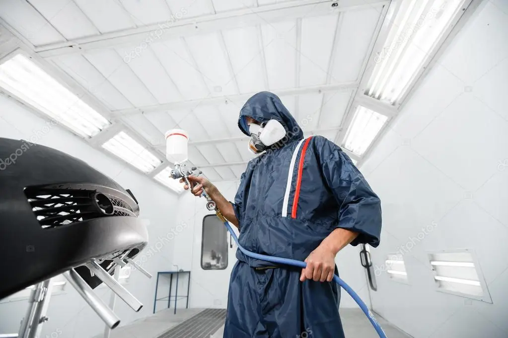 Vehículo dentro de cabina de pintura automotriz