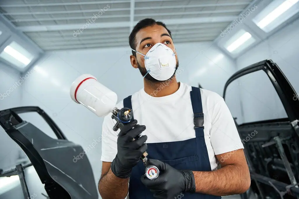 Auto con reparación de golpe en taller de enderezado