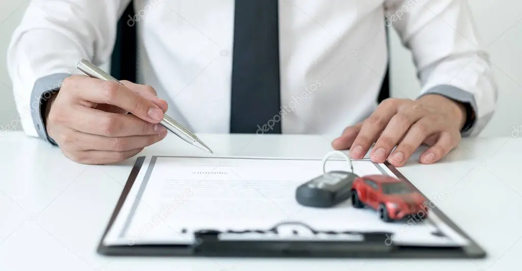 Personal de atención al cliente en oficina de importadora de autos