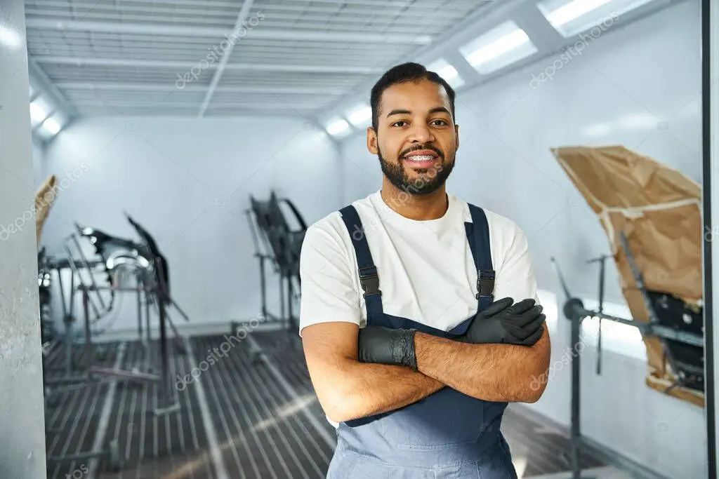 Equipo de mecánicos trabajando en un taller automotriz